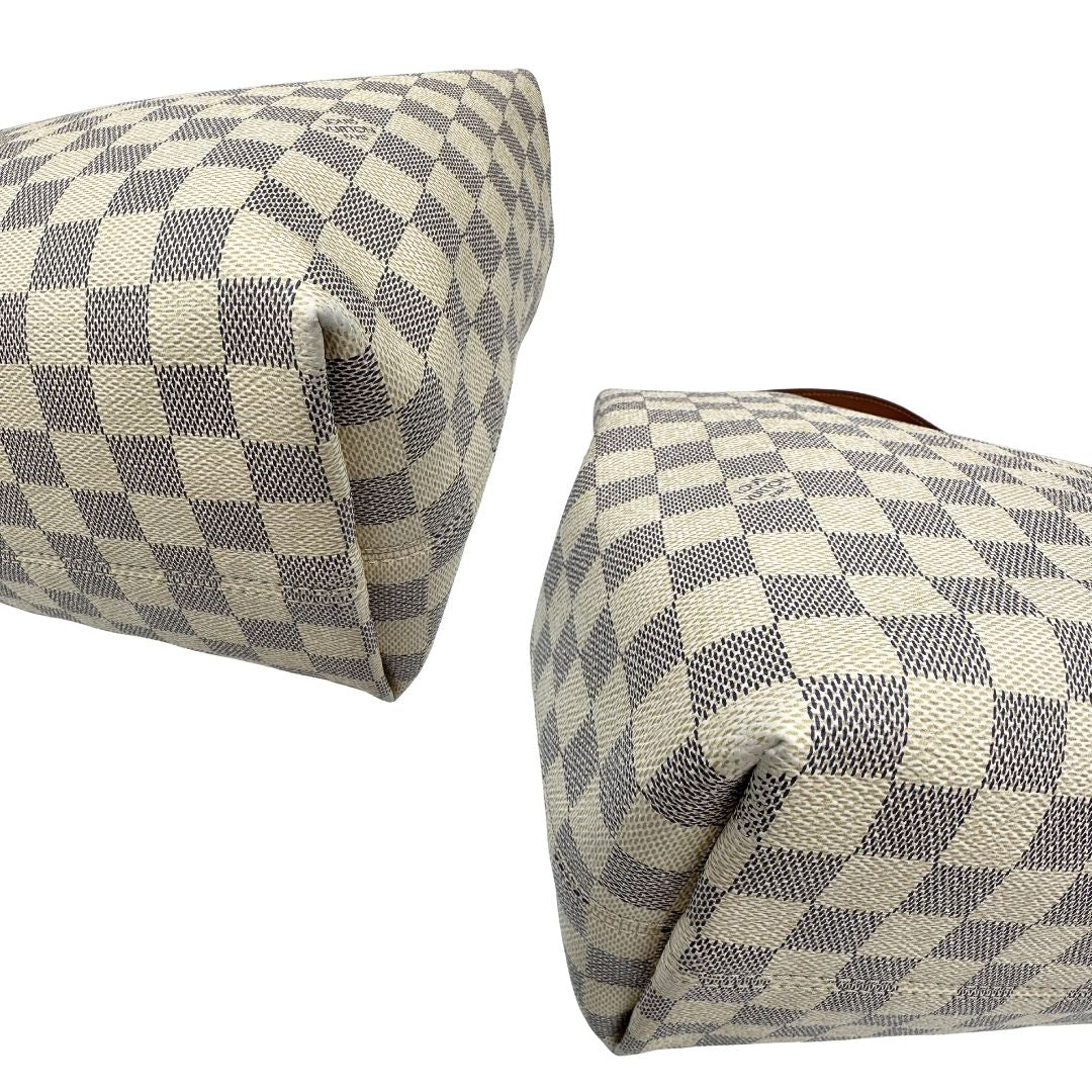 angoli Borsa Louis Vuitton in canvas damier azur con finiture in vacchetta naturale e parti metalliche dorate; munita di un manico singolo, indossabile a spalla, di lusso, originale, ottime condizioni, usata. 