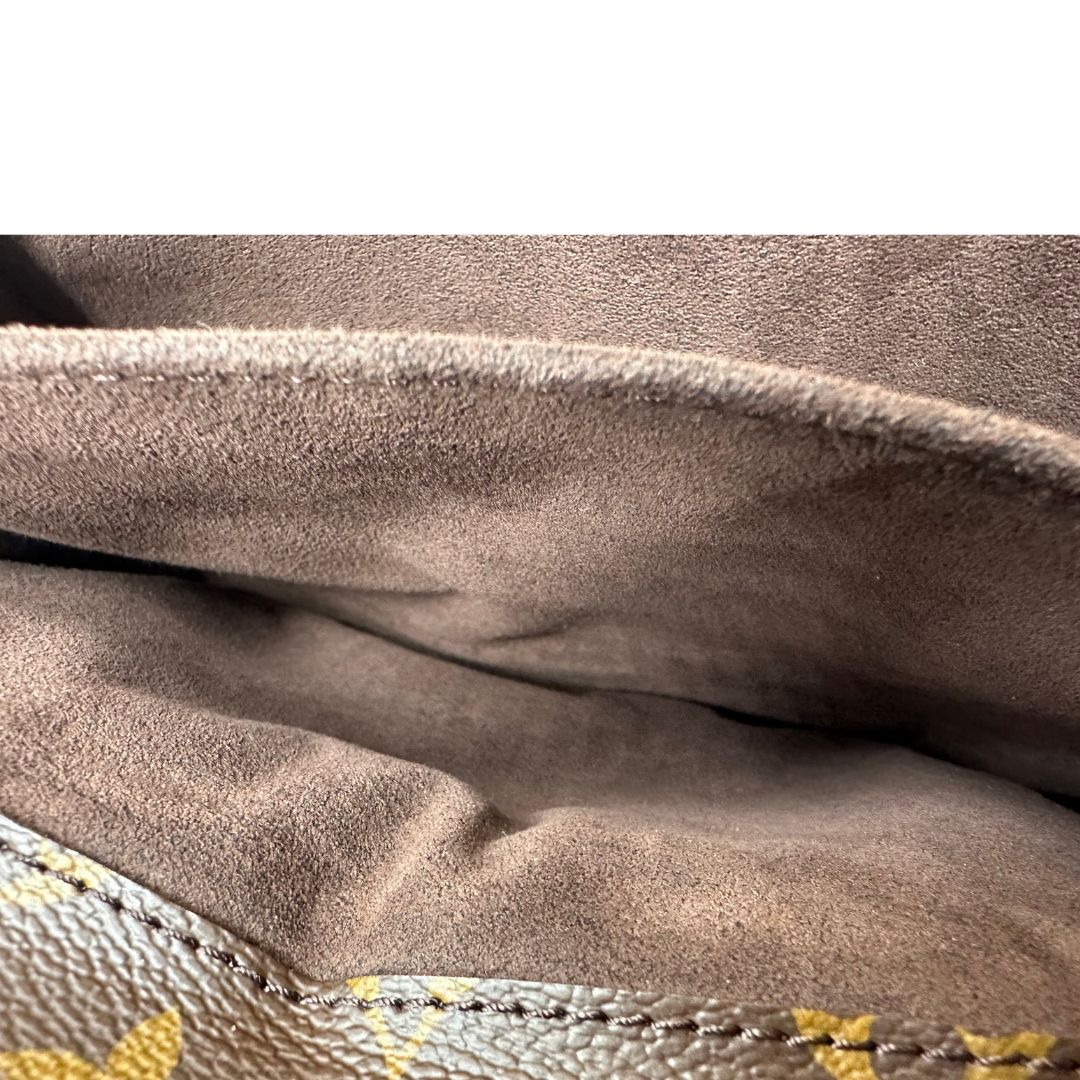 interno Borsa Louis Vuitton Métis in canvas marrone monogram con dettagli in vacchetta naturale e parti metalliche dorate. Munita di un manico singolo e una tracolla regolabile e amovibile, di lusso, originale, ottime condizioni, usata. 
