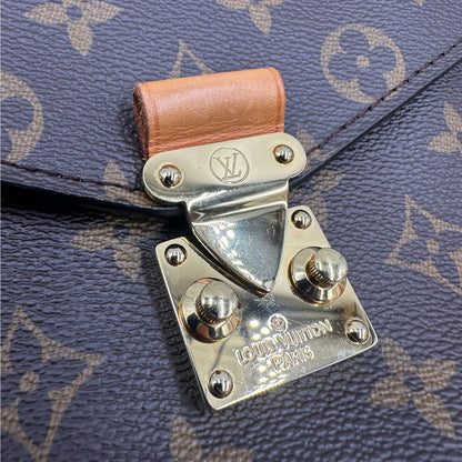 chiusura Borsa Louis Vuitton Métis in canvas marrone monogram con dettagli in vacchetta naturale e parti metalliche dorate. Munita di un manico singolo e una tracolla regolabile e amovibile, di lusso, originale, ottime condizioni, usata. 