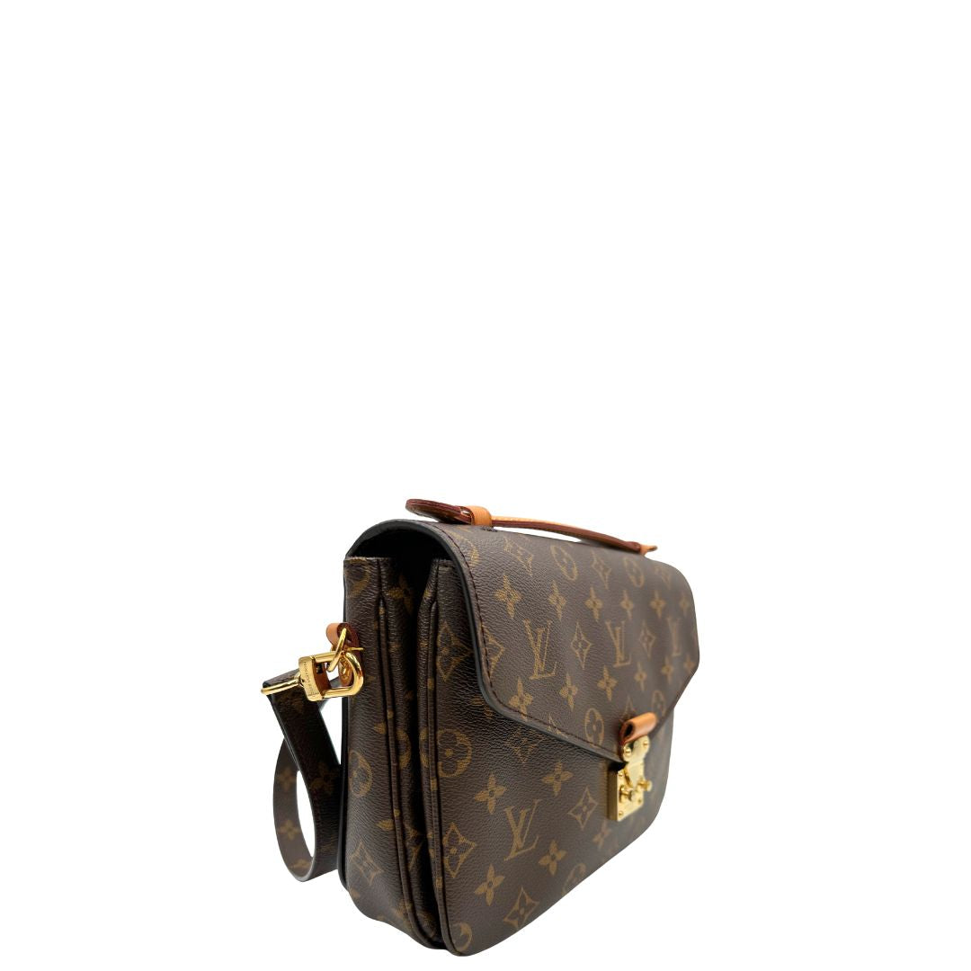 lato Borsa Louis Vuitton Métis in canvas marrone monogram con dettagli in vacchetta naturale e parti metalliche dorate. Munita di un manico singolo e una tracolla regolabile e amovibile, di lusso, originale, ottime condizioni, usata. 