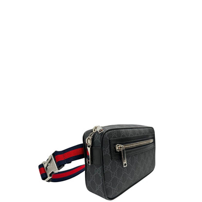 lato  Marsupio Gucci in canvas antracite GG con parti metalliche argentate; munito di una cinta Web blu e rossa. Completo di dustbag, di lusso, originale, eccellenti. 