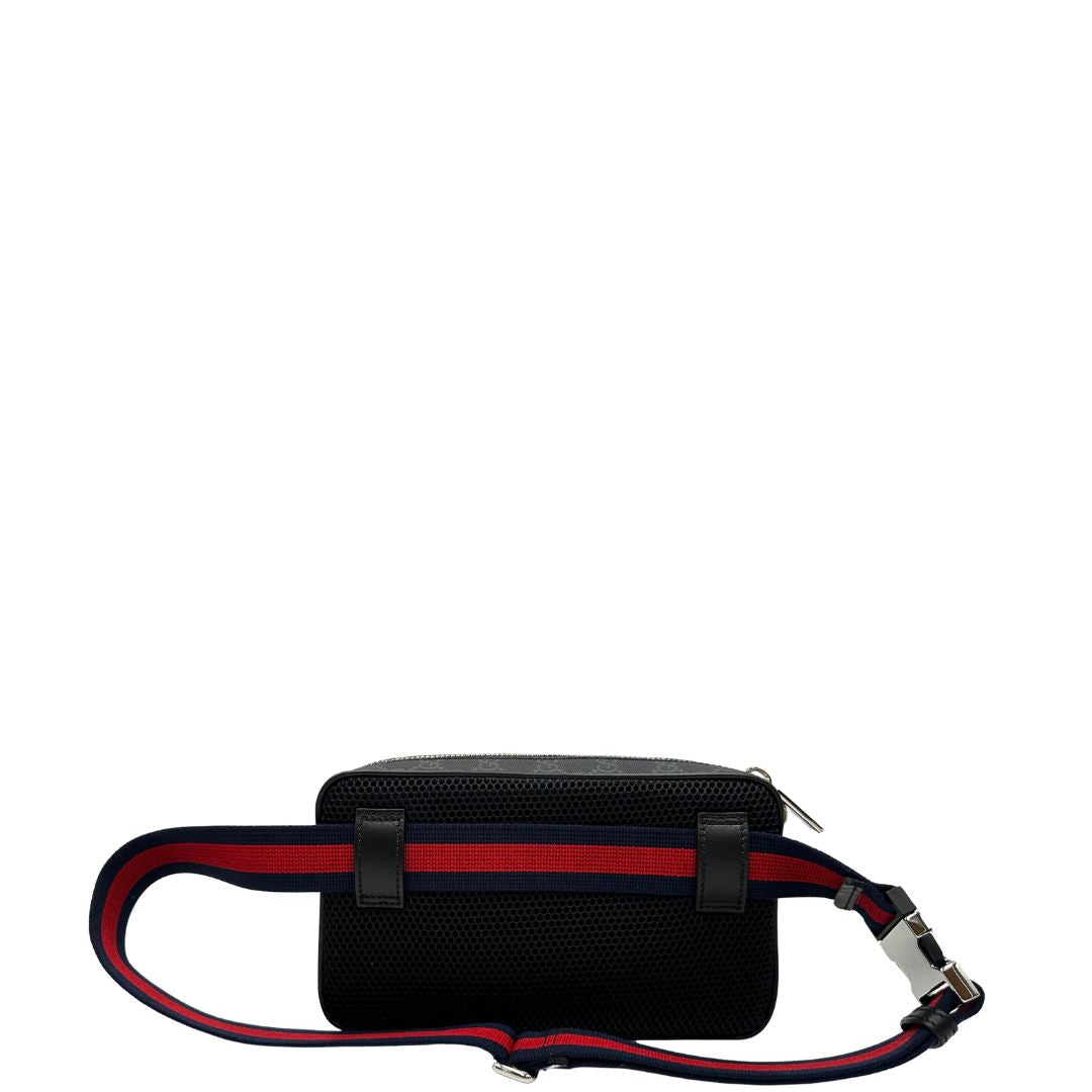 retro Marsupio Gucci in canvas antracite GG con parti metalliche argentate; munito di una cinta Web blu e rossa. Completo di dustbag, di lusso, originale, eccellenti.