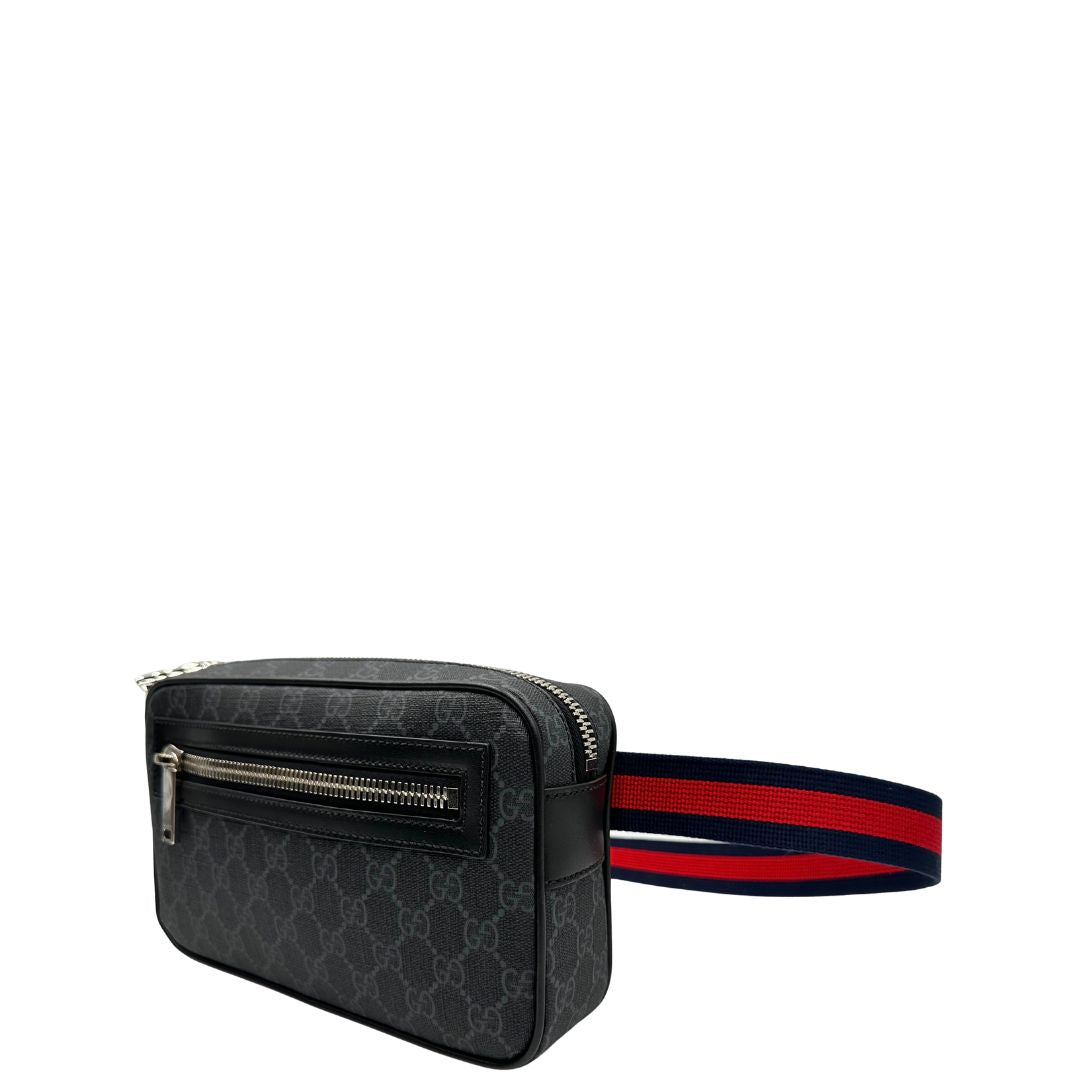 lato  Marsupio Gucci in canvas antracite GG con parti metalliche argentate; munito di una cinta Web blu e rossa. Completo di dustbag, di lusso, originale, eccellenti. 