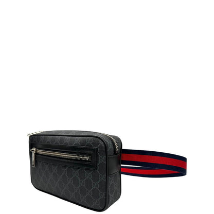lato  Marsupio Gucci in canvas antracite GG con parti metalliche argentate; munito di una cinta Web blu e rossa. Completo di dustbag, di lusso, originale, eccellenti. 