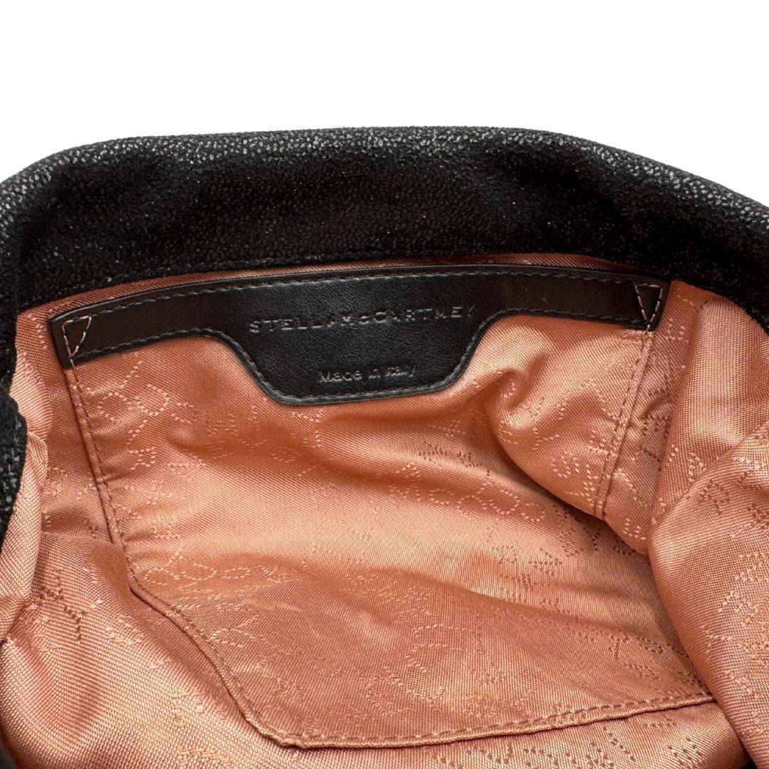 interno Borsa Stella McCartney Falabella in tessuto vegano nero con parti metalliche argentate. Completa di dustbag, di lusso, ottime condizioni, originale. 