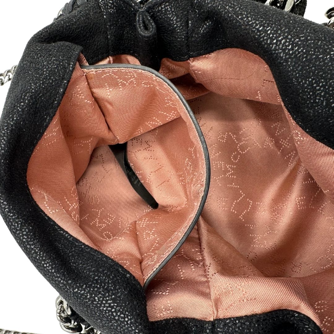 interno Borsa Stella McCartney Falabella in tessuto vegano nero con parti metalliche argentate. Completa di dustbag, di lusso, ottime condizioni, originale. 