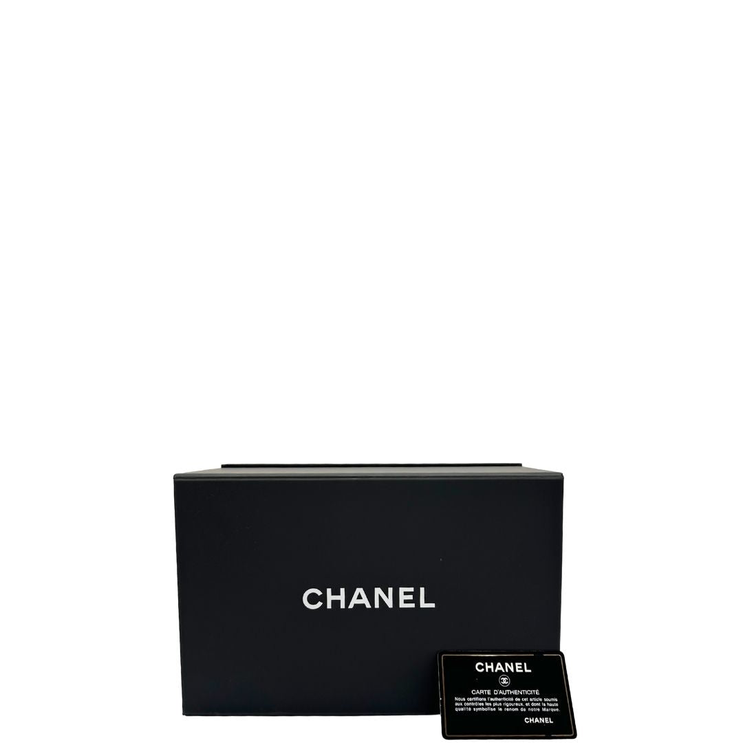 scatola  Borsa Chanel in pelle color bianco gesso e parti metalliche dorate; munita di una tracolla scorrevole in catena con intrecci in pelle bianca, indossabile a spalla o a tracolla. Completa di scatola, di lusso, originale, ottime condizioni, usata. 