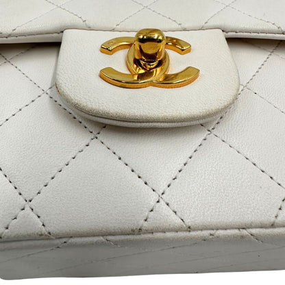 cc logo  Borsa Chanel in pelle color bianco gesso e parti metalliche dorate; munita di una tracolla scorrevole in catena con intrecci in pelle bianca, indossabile a spalla o a tracolla. Completa di scatola, di lusso, originale, ottime condizioni, usata. 