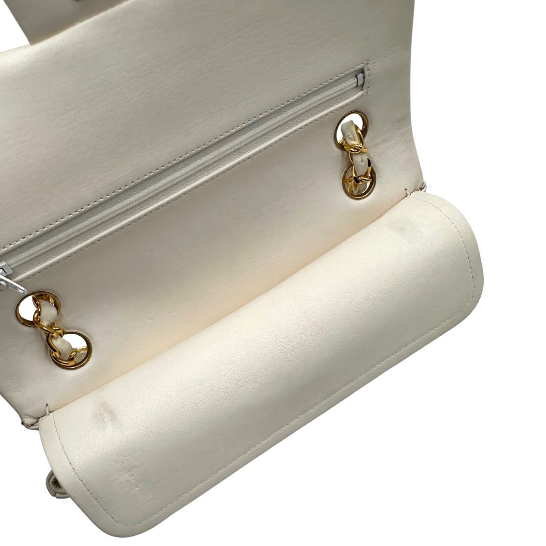  interno Borsa Chanel in pelle color bianco gesso e parti metalliche dorate; munita di una tracolla scorrevole in catena con intrecci in pelle bianca, indossabile a spalla o a tracolla. Completa di scatola, di lusso, originale, ottime condizioni, usata. 