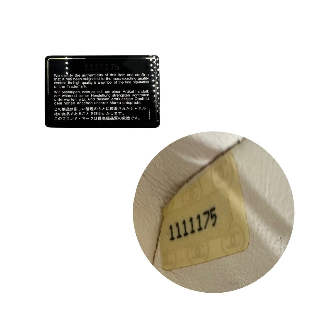 codice Borsa Chanel in pelle color bianco gesso e parti metalliche dorate; munita di una tracolla scorrevole in catena con intrecci in pelle bianca, indossabile a spalla o a tracolla. Completa di scatola, di lusso, originale, ottime condizioni, usata. 