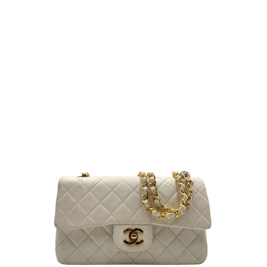 front  Borsa Chanel in pelle color bianco gesso e parti metalliche dorate; munita di una tracolla scorrevole in catena con intrecci in pelle bianca, indossabile a spalla o a tracolla. Completa di scatola, di lusso, originale, ottime condizioni, usata. 
