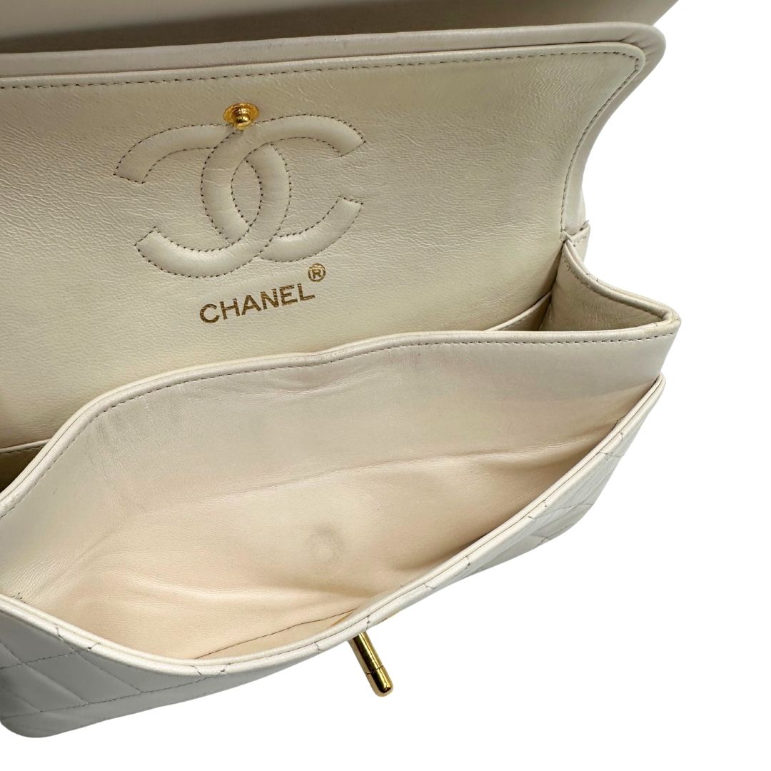  interno Borsa Chanel in pelle color bianco gesso e parti metalliche dorate; munita di una tracolla scorrevole in catena con intrecci in pelle bianca, indossabile a spalla o a tracolla. Completa di scatola, di lusso, originale, ottime condizioni, usata. 