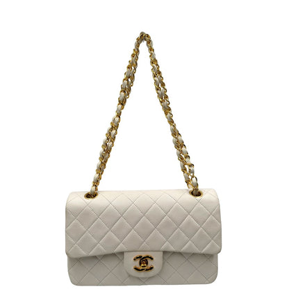front  Borsa Chanel in pelle color bianco gesso e parti metalliche dorate; munita di una tracolla scorrevole in catena con intrecci in pelle bianca, indossabile a spalla o a tracolla. Completa di scatola, di lusso, originale, ottime condizioni, usata. 