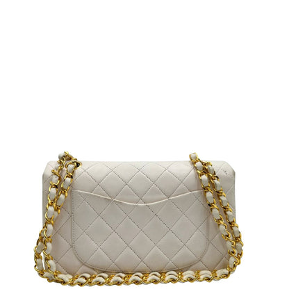 retro  Borsa Chanel in pelle color bianco gesso e parti metalliche dorate; munita di una tracolla scorrevole in catena con intrecci in pelle bianca, indossabile a spalla o a tracolla. Completa di scatola, di lusso, originale, ottime condizioni, usata. 