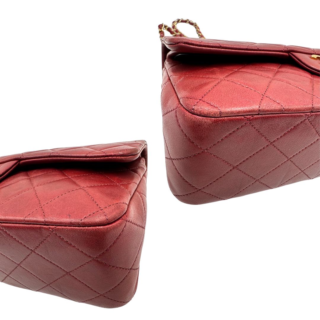 Angoli di una Borsa Chanel in pelle color terra di siena bruciata matelassè con parti metalliche dorate; munita di una tracolla scorrevole in catena e pelle. Indossabile a spalla e a tracolla. Completa di scatola e Dustbag. Originale, usata, di lusso, in ottime condizioni.