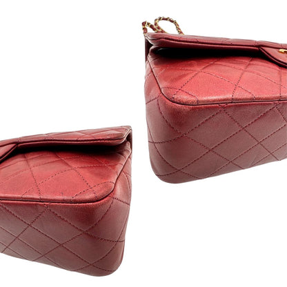 Angoli di una Borsa Chanel in pelle color terra di siena bruciata matelassè con parti metalliche dorate; munita di una tracolla scorrevole in catena e pelle. Indossabile a spalla e a tracolla. Completa di scatola e Dustbag. Originale, usata, di lusso, in ottime condizioni.