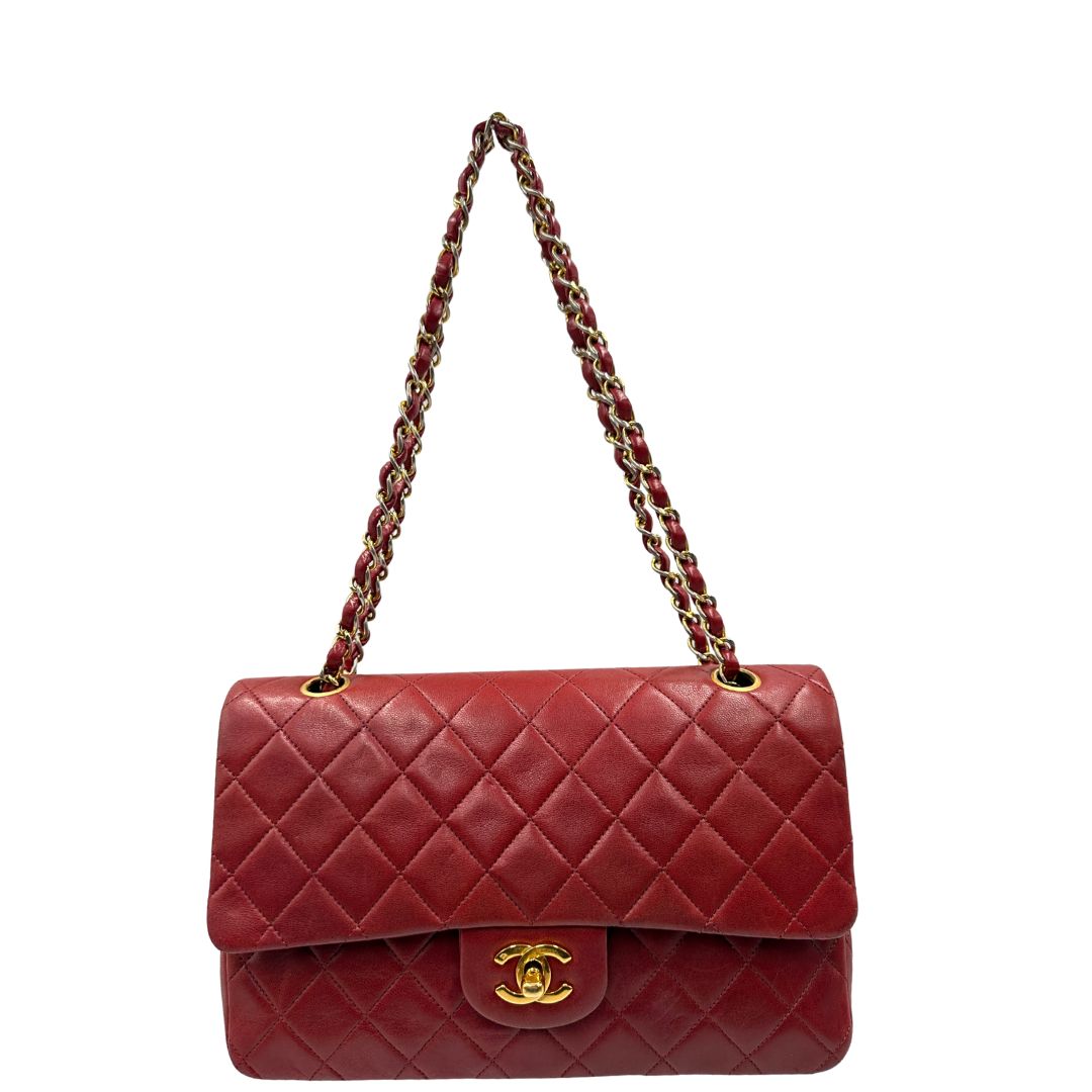 Front di una Borsa Chanel in pelle color terra di siena bruciata matelassè con parti metalliche dorate; munita di una tracolla scorrevole in catena e pelle. Indossabile a spalla e a tracolla. Completa di scatola e Dustbag. Originale, usata, di lusso, in ottime condizioni.