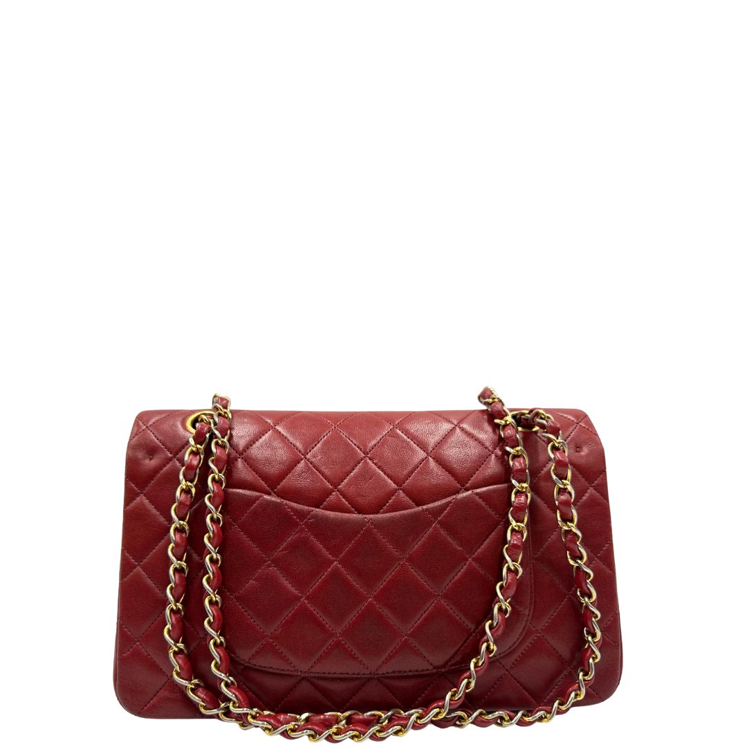 Retro di una Borsa Chanel in pelle color terra di siena bruciata matelassè con parti metalliche dorate; munita di una tracolla scorrevole in catena e pelle. Indossabile a spalla e a tracolla. Completa di scatola e Dustbag. Originale, usata, di lusso, in ottime condizioni.