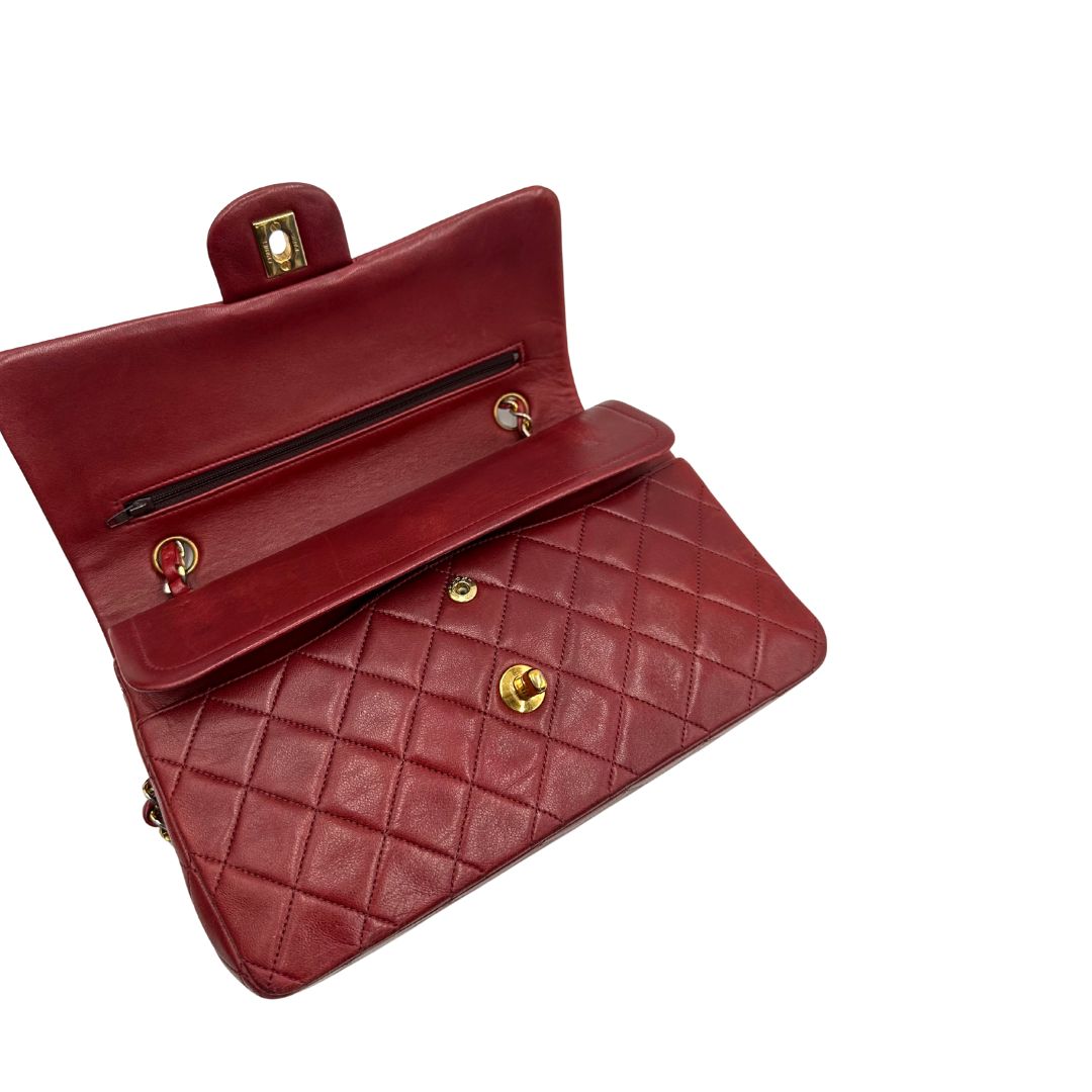 Interno di una Borsa Chanel in pelle color terra di siena bruciata matelassè con parti metalliche dorate; munita di una tracolla scorrevole in catena e pelle. Indossabile a spalla e a tracolla. Completa di scatola e Dustbag. Originale, usata, di lusso, in ottime condizioni.