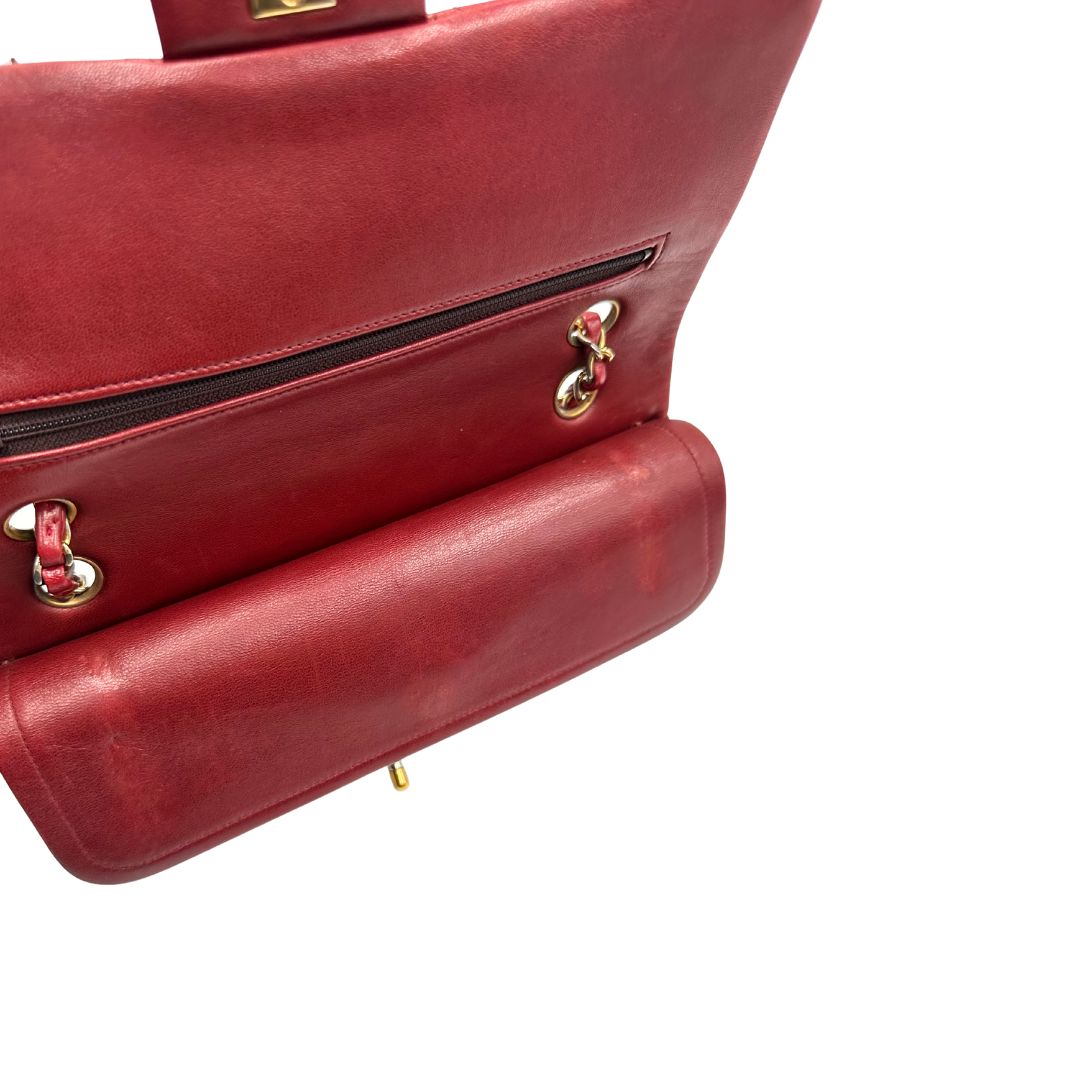 Borsa Chanel in pelle color terra di siena bruciata matelassè con parti metalliche dorate; munita di una tracolla scorrevole in catena e pelle. Indossabile a spalla e a tracolla. Completa di scatola e Dustbag. Originale, usata, di lusso, in ottime condizioni.