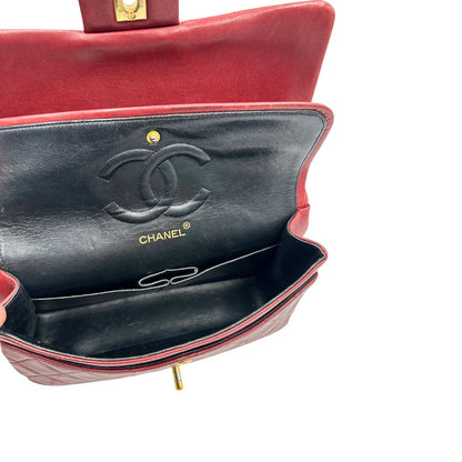 Interno di una Borsa Chanel in pelle color terra di siena bruciata matelassè con parti metalliche dorate; munita di una tracolla scorrevole in catena e pelle. Indossabile a spalla e a tracolla. Completa di scatola e Dustbag. Originale, usata, di lusso, in ottime condizioni.