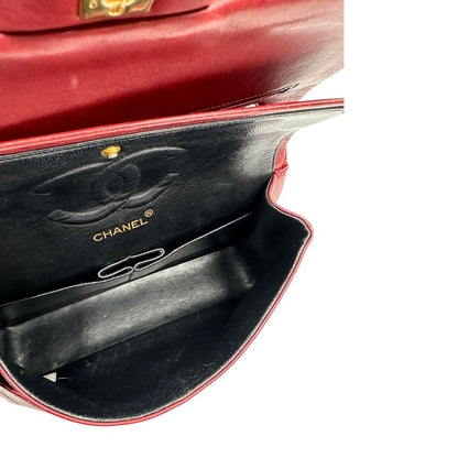 Interno di una Borsa Chanel in pelle color terra di siena bruciata matelassè con parti metalliche dorate; munita di una tracolla scorrevole in catena e pelle. Indossabile a spalla e a tracolla. Completa di scatola e Dustbag. Originale, usata, di lusso, in ottime condizioni.