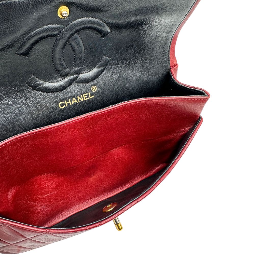 Interno di una Borsa Chanel in pelle color terra di siena bruciata matelassè con parti metalliche dorate; munita di una tracolla scorrevole in catena e pelle. Indossabile a spalla e a tracolla. Completa di scatola e Dustbag. Originale, usata, di lusso, in ottime condizioni.