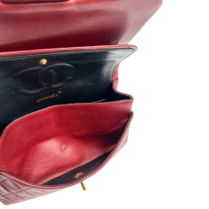 Interno di una Borsa Chanel in pelle color terra di siena bruciata matelassè con parti metalliche dorate; munita di una tracolla scorrevole in catena e pelle. Indossabile a spalla e a tracolla. Completa di scatola e Dustbag. Originale, usata, di lusso, in ottime condizioni.