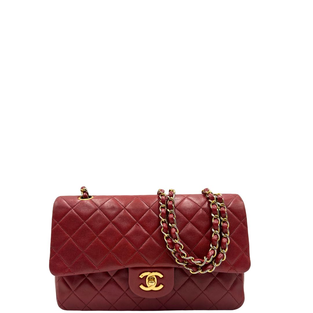 Front di una Borsa Chanel in pelle color terra di siena bruciata matelassè con parti metalliche dorate; munita di una tracolla scorrevole in catena e pelle. Indossabile a spalla e a tracolla. Completa di scatola e Dustbag. Originale, usata, di lusso, in ottime condizioni.