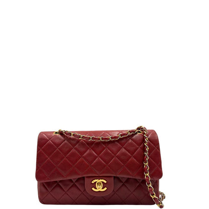 Front di una Borsa Chanel in pelle color terra di siena bruciata matelassè con parti metalliche dorate; munita di una tracolla scorrevole in catena e pelle. Indossabile a spalla e a tracolla. Completa di scatola e Dustbag. Originale, usata, di lusso, in ottime condizioni.