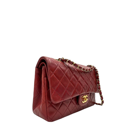 Lato destro di una Borsa Chanel in pelle color terra di siena bruciata matelassè con parti metalliche dorate; munita di una tracolla scorrevole in catena e pelle. Indossabile a spalla e a tracolla. Completa di scatola e Dustbag. Originale, usata, di lusso, in ottime condizioni.