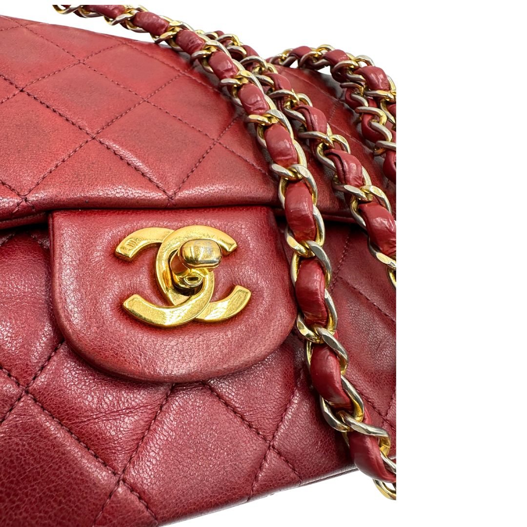 Chiusura di una Borsa Chanel in pelle color terra di siena bruciata matelassè con parti metalliche dorate; munita di una tracolla scorrevole in catena e pelle. Indossabile a spalla e a tracolla. Completa di scatola e Dustbag. Originale, usata, di lusso, in ottime condizioni.