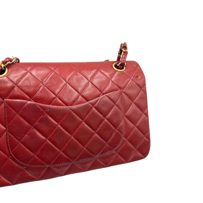 Retro di una Borsa Chanel in pelle color terra di siena bruciata matelassè con parti metalliche dorate; munita di una tracolla scorrevole in catena e pelle. Indossabile a spalla e a tracolla. Completa di scatola e Dustbag. Originale, usata, di lusso, in ottime condizioni.