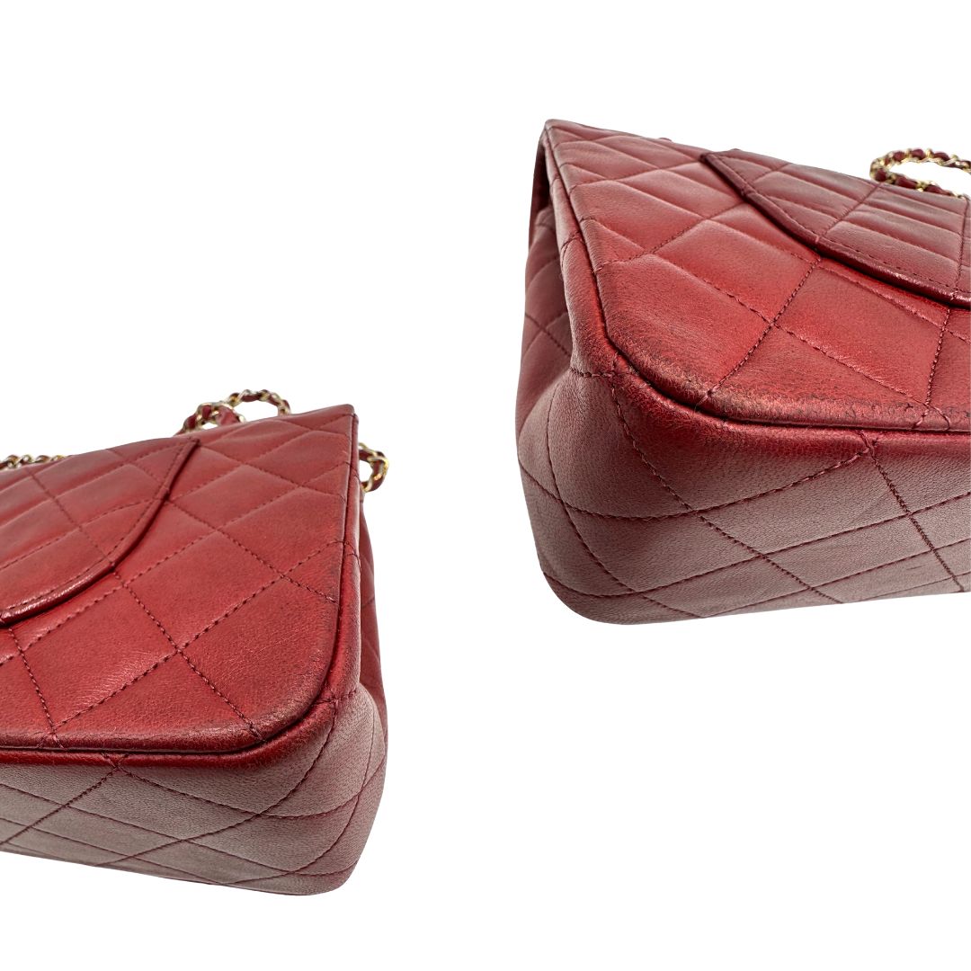 Angoli di una Borsa Chanel in pelle color terra di siena bruciata matelassè con parti metalliche dorate; munita di una tracolla scorrevole in catena e pelle. Indossabile a spalla e a tracolla. Completa di scatola e Dustbag. Originale, usata, di lusso, in ottime condizioni.