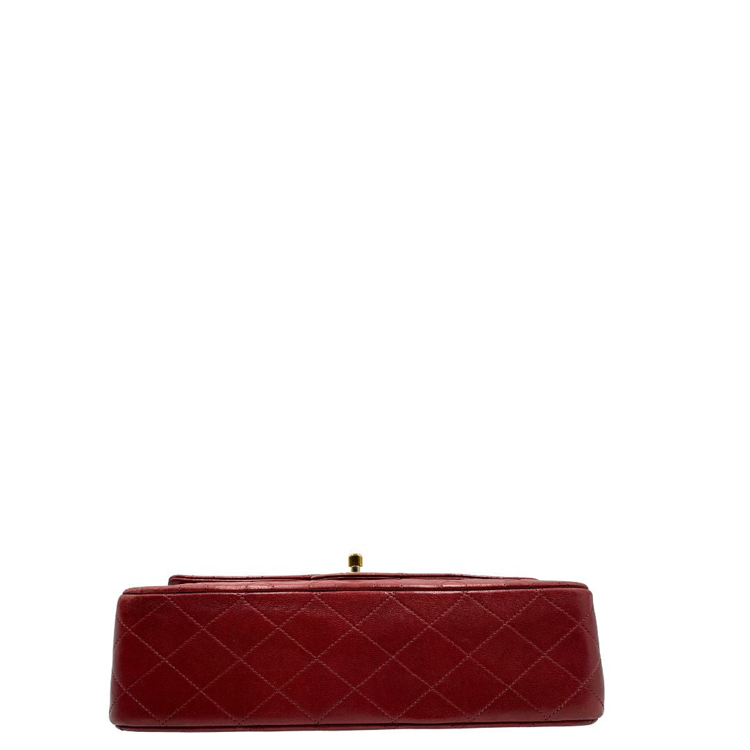 Base di una Borsa Chanel in pelle color terra di siena bruciata matelassè con parti metalliche dorate; munita di una tracolla scorrevole in catena e pelle. Indossabile a spalla e a tracolla. Completa di scatola e Dustbag. Originale, usata, di lusso, in ottime condizioni.