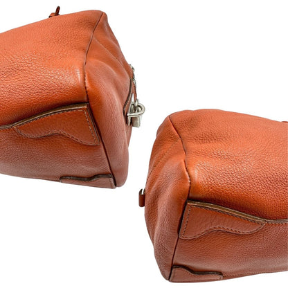 angoli  Borsa Prada in pelle martellata color cognac con parti metalliche argentate; munita di doppi manici, indossabile a spalla. Completa di lucchetto e chiavi, di lusso, originale, ottime condizioni, usata. 