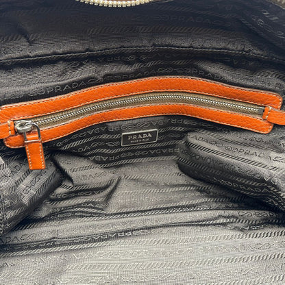 interno  Borsa Prada in pelle martellata color cognac con parti metalliche argentate; munita di doppi manici, indossabile a spalla. Completa di lucchetto e chiavi, di lusso, originale, ottime condizioni, usata. 