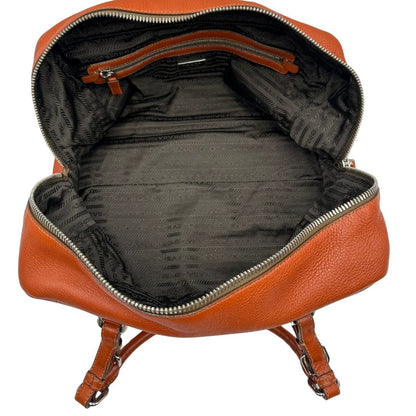 interno  Borsa Prada in pelle martellata color cognac con parti metalliche argentate; munita di doppi manici, indossabile a spalla. Completa di lucchetto e chiavi, di lusso, originale, ottime condizioni, usata. 