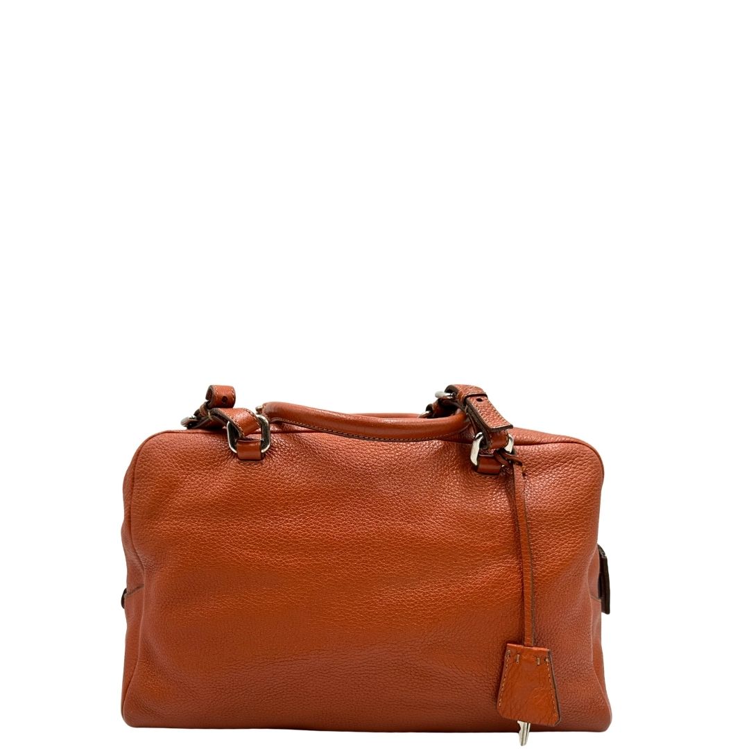 retro  Borsa Prada in pelle martellata color cognac con parti metalliche argentate; munita di doppi manici, indossabile a spalla. Completa di lucchetto e chiavi, di lusso, originale, ottime condizioni, usata. 