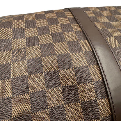 segni Borsone Louis Vuitton in canvas Damier Ébène marrone con finiture in pelle tono su tono e parti metalliche dorate; munito di doppi manici stondati e una tracolla amovibile e regolabile. Completo di lucchetto, chiavi e dustbag, di lusso, originale, ottime condizioni, usato.