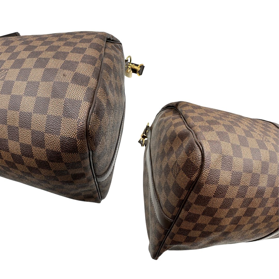 angoli Borsone Louis Vuitton in canvas Damier Ébène marrone con finiture in pelle tono su tono e parti metalliche dorate; munito di doppi manici stondati e una tracolla amovibile e regolabile. Completo di lucchetto, chiavi e dustbag, di lusso, originale, ottime condizioni, usato. 