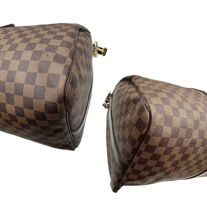 angoli Borsone Louis Vuitton in canvas Damier Ébène marrone con finiture in pelle tono su tono e parti metalliche dorate; munito di doppi manici stondati e una tracolla amovibile e regolabile. Completo di lucchetto, chiavi e dustbag, di lusso, originale, ottime condizioni, usato. 