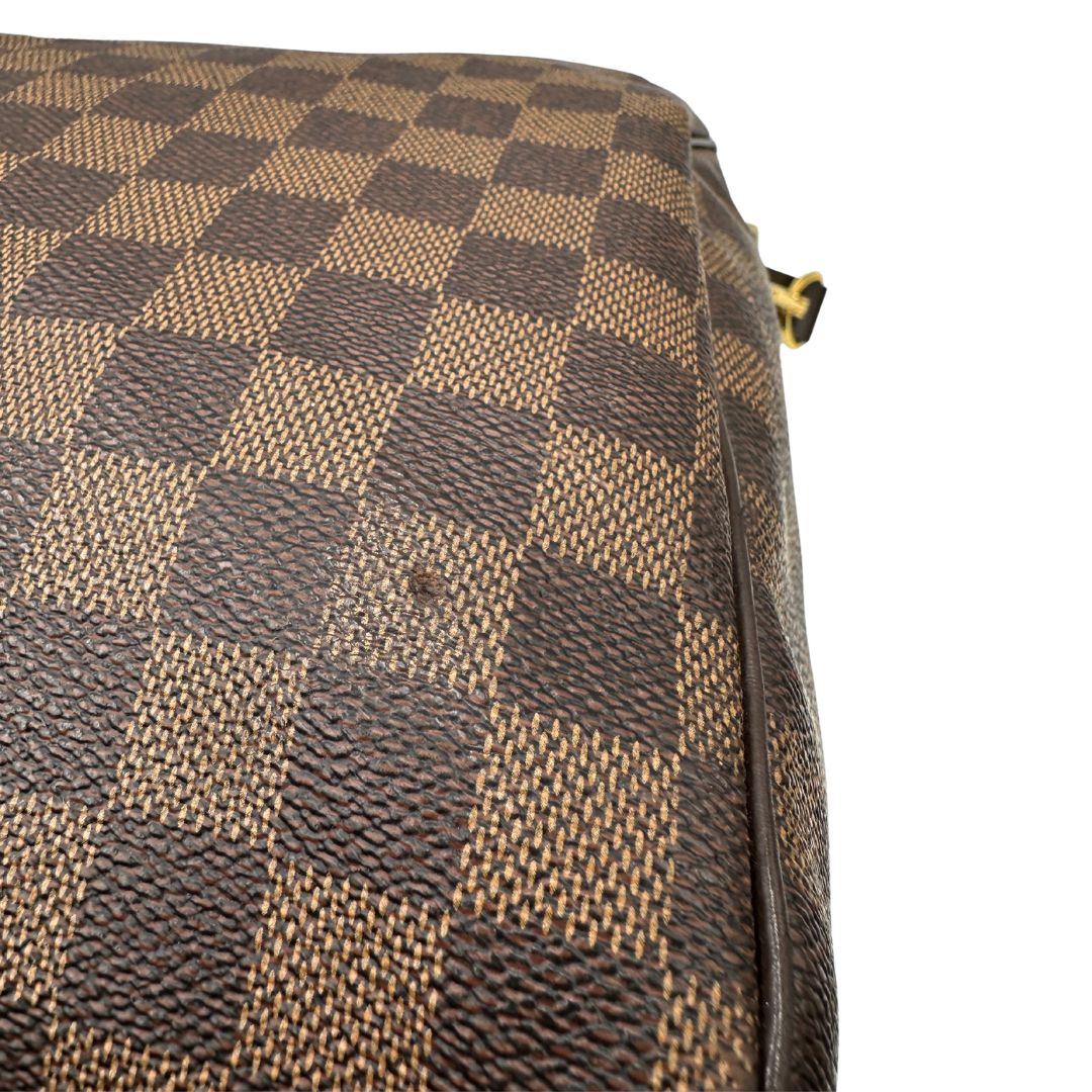 segni Borsone Louis Vuitton in canvas Damier Ébène marrone con finiture in pelle tono su tono e parti metalliche dorate; munito di doppi manici stondati e una tracolla amovibile e regolabile. Completo di lucchetto, chiavi e dustbag, di lusso, originale, ottime condizioni, usato. 