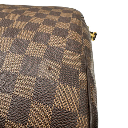 segni Borsone Louis Vuitton in canvas Damier Ébène marrone con finiture in pelle tono su tono e parti metalliche dorate; munito di doppi manici stondati e una tracolla amovibile e regolabile. Completo di lucchetto, chiavi e dustbag, di lusso, originale, ottime condizioni, usato. 