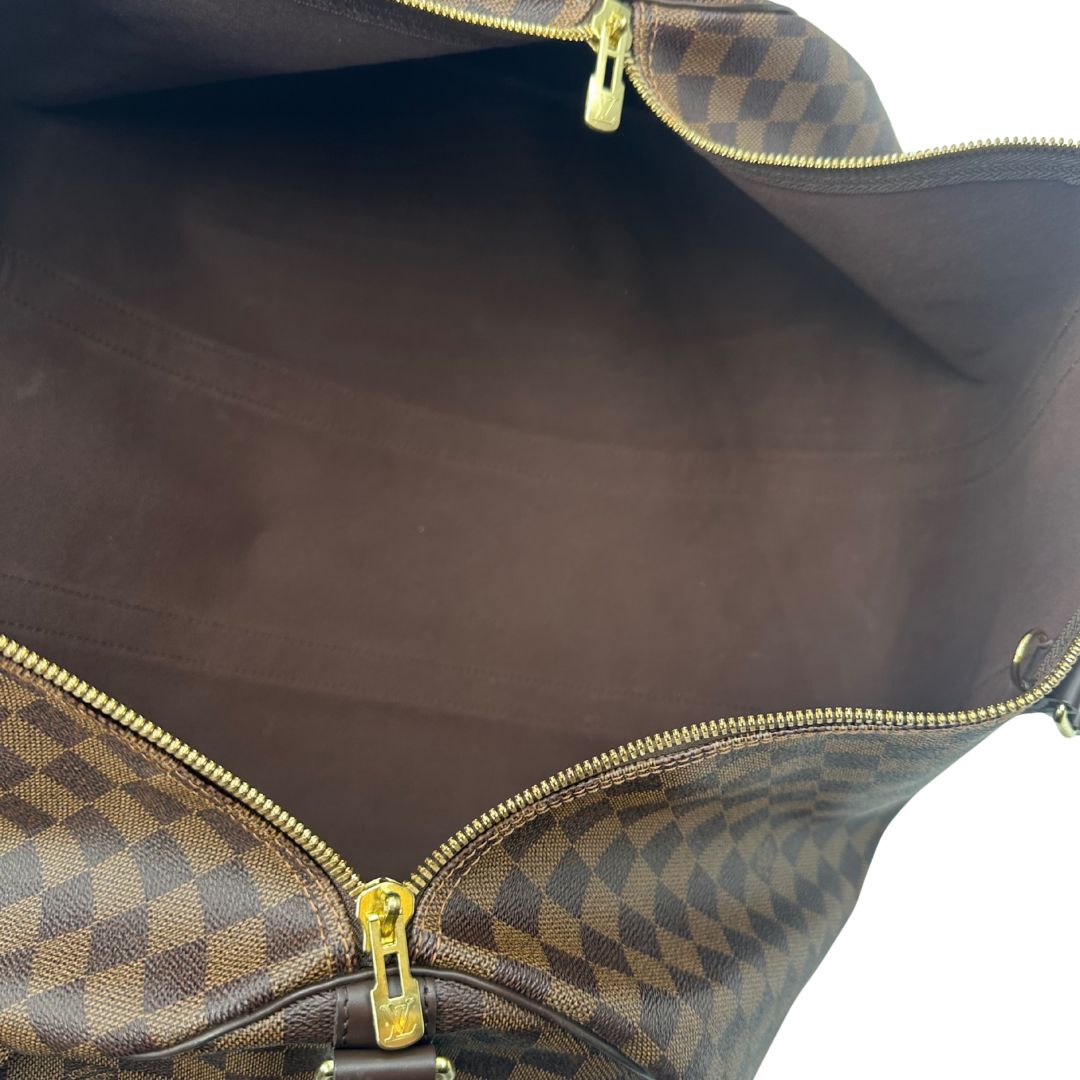 interno del Borsone Louis Vuitton in canvas Damier Ébène marrone con finiture in pelle tono su tono e parti metalliche dorate; munito di doppi manici stondati e una tracolla amovibile e regolabile. Completo di lucchetto, chiavi e dustbag, di lusso, originale, ottime condizioni, usato. 