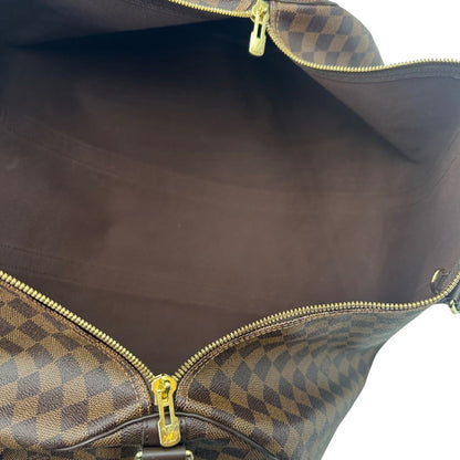 interno del Borsone Louis Vuitton in canvas Damier Ébène marrone con finiture in pelle tono su tono e parti metalliche dorate; munito di doppi manici stondati e una tracolla amovibile e regolabile. Completo di lucchetto, chiavi e dustbag, di lusso, originale, ottime condizioni, usato. 