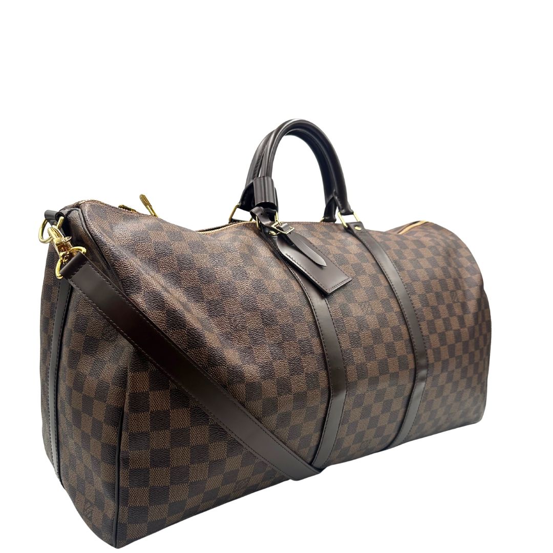 lato Borsone Louis Vuitton in canvas Damier Ébène marrone con finiture in pelle tono su tono e parti metalliche dorate; munito di doppi manici stondati e una tracolla amovibile e regolabile. Completo di lucchetto, chiavi e dustbag, di lusso, originale, ottime condizioni, usato. 