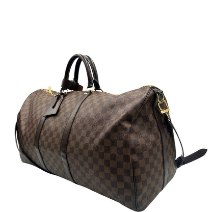 lato Borsone Louis Vuitton in canvas Damier Ébène marrone con finiture in pelle tono su tono e parti metalliche dorate; munito di doppi manici stondati e una tracolla amovibile e regolabile. Completo di lucchetto, chiavi e dustbag, di lusso, originale, ottime condizioni, usato. 