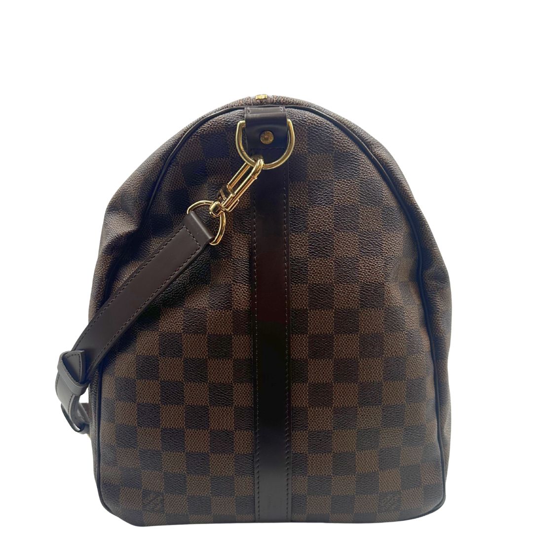 lato Borsone Louis Vuitton in canvas Damier Ébène marrone con finiture in pelle tono su tono e parti metalliche dorate; munito di doppi manici stondati e una tracolla amovibile e regolabile. Completo di lucchetto, chiavi e dustbag, di lusso, originale, ottime condizioni, usato. 