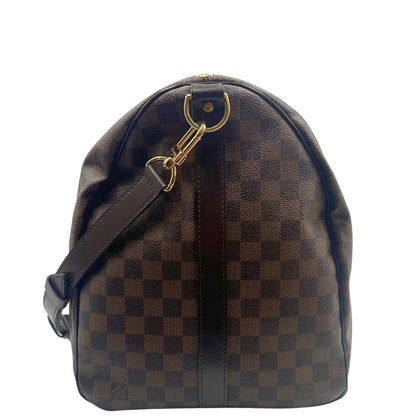 lato Borsone Louis Vuitton in canvas Damier Ébène marrone con finiture in pelle tono su tono e parti metalliche dorate; munito di doppi manici stondati e una tracolla amovibile e regolabile. Completo di lucchetto, chiavi e dustbag, di lusso, originale, ottime condizioni, usato. 